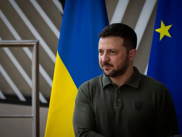 „Tři roky odporu, tři roky absolutního hrdinství,“ děkoval Zelenskyj obráncům Ukrajiny