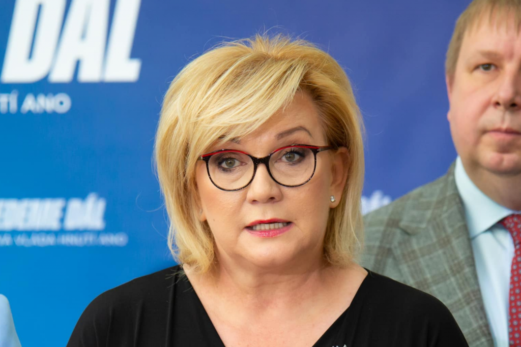 Je mi trapně i za vás. Schillerová využila výročí války ke kritice vlády, její slova odsoudili politici