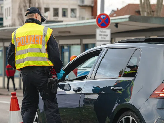 Německo chce teď přitvrdit v ostraze hranic. Nelegální migranti mohou zahltit i Česko