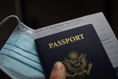Živě: Jednodušší cestování. Co pro nás znamená zavedení covid pasů a jaký bude jejich přínos? Sledujte debatu